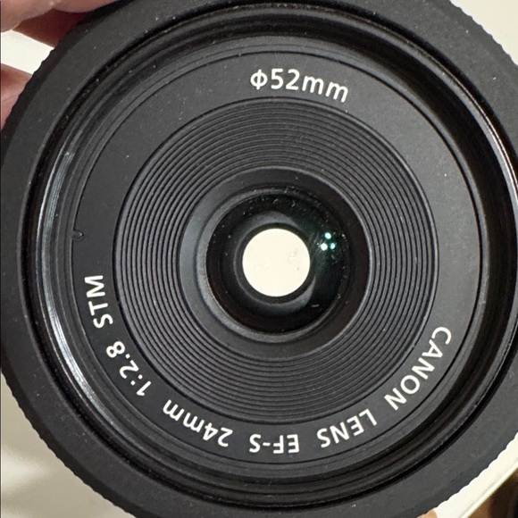 Canon EF-S 24mm f/2.8 STM Lens - Sleek Black - Picture 6 of 7